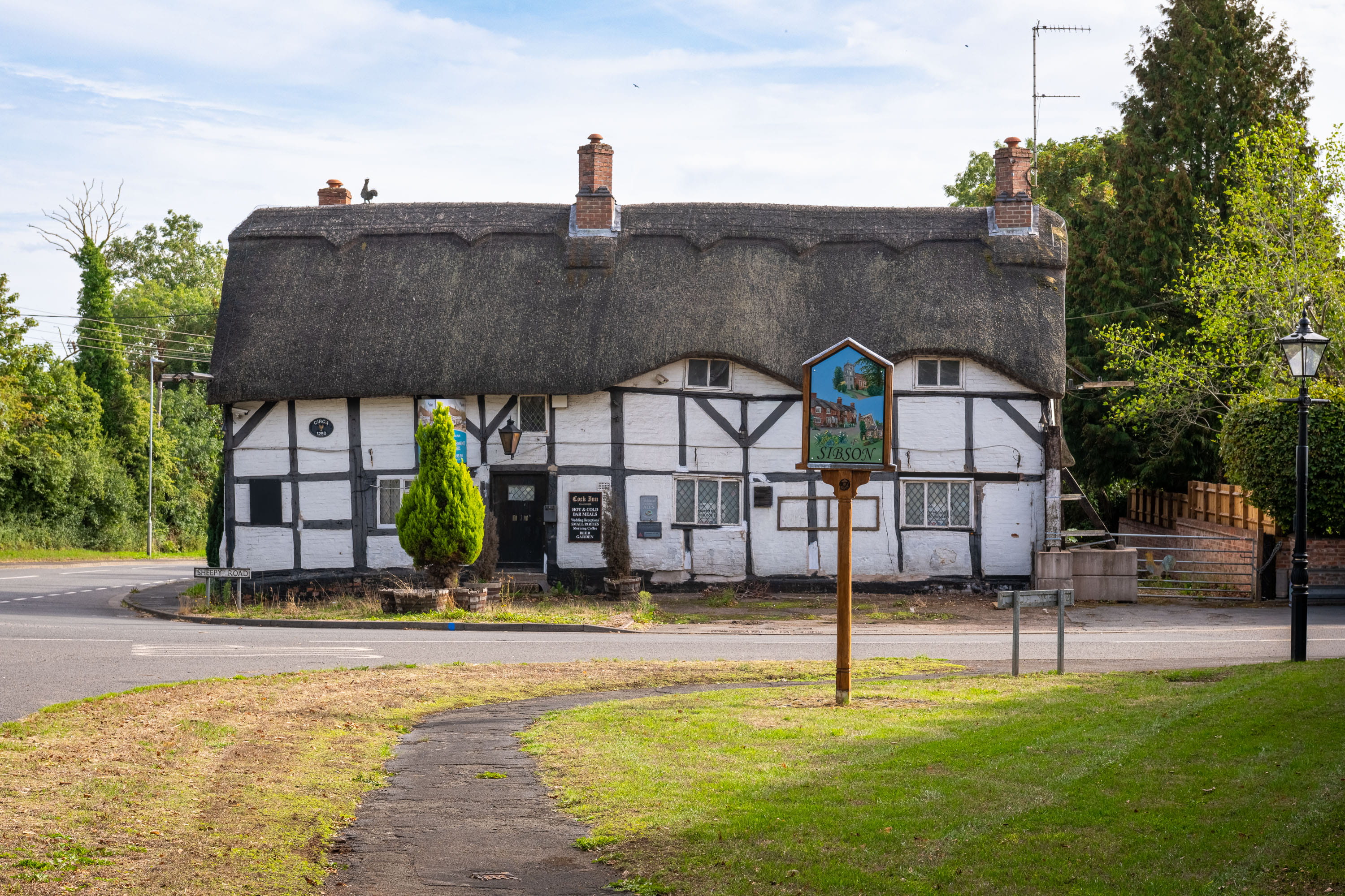 Cock Inn pub in Leicestershire with thatched roof