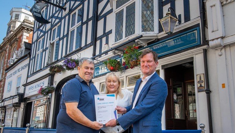 Time please! Melton Mowbray’s longest-serving licensees recognised with prestigious award