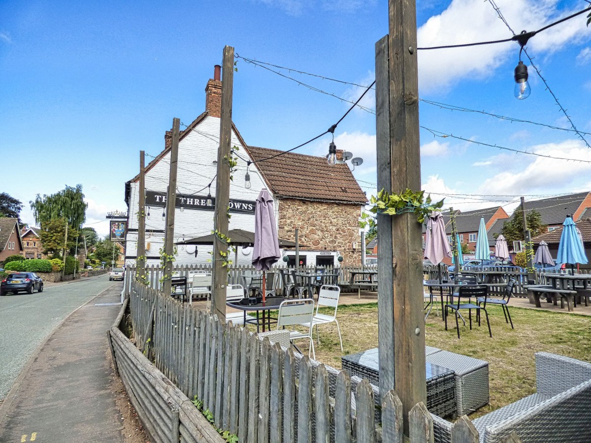 Three Crowns Barrow upon Soar